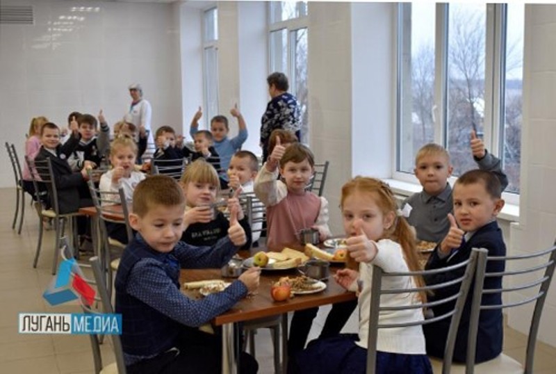 Обеды, в отремонтированной калужскими строителями столовой, нравятся первомайским школьникам.